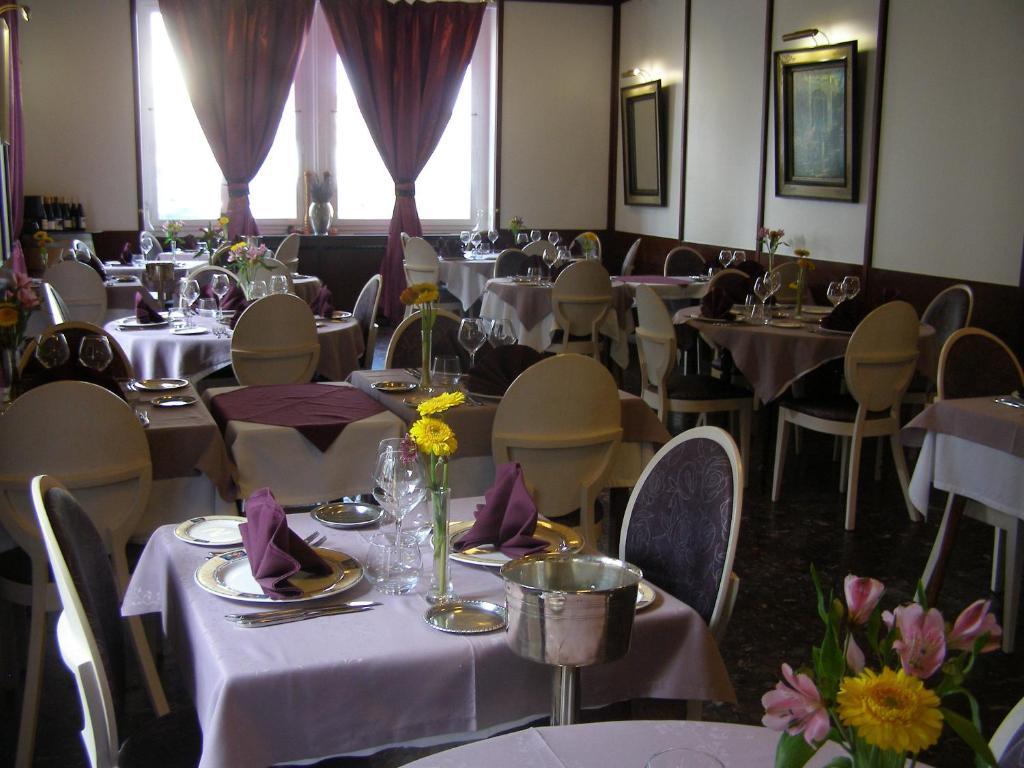 Logis Hotel-Restaurant Le Chene Vert Сен-Пурсен-сюр-Сьюль Екстер'єр фото