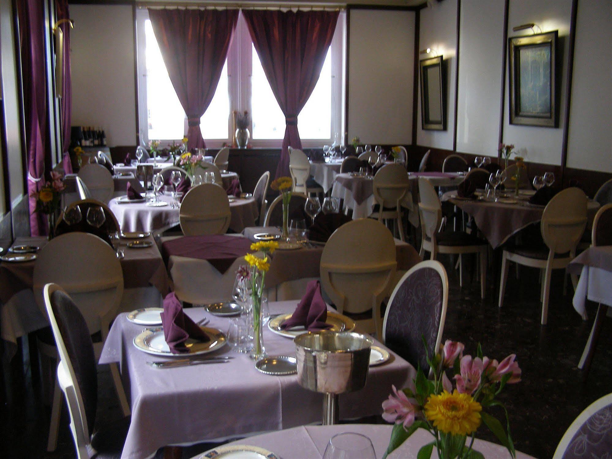 Logis Hotel-Restaurant Le Chene Vert Сен-Пурсен-сюр-Сьюль Екстер'єр фото