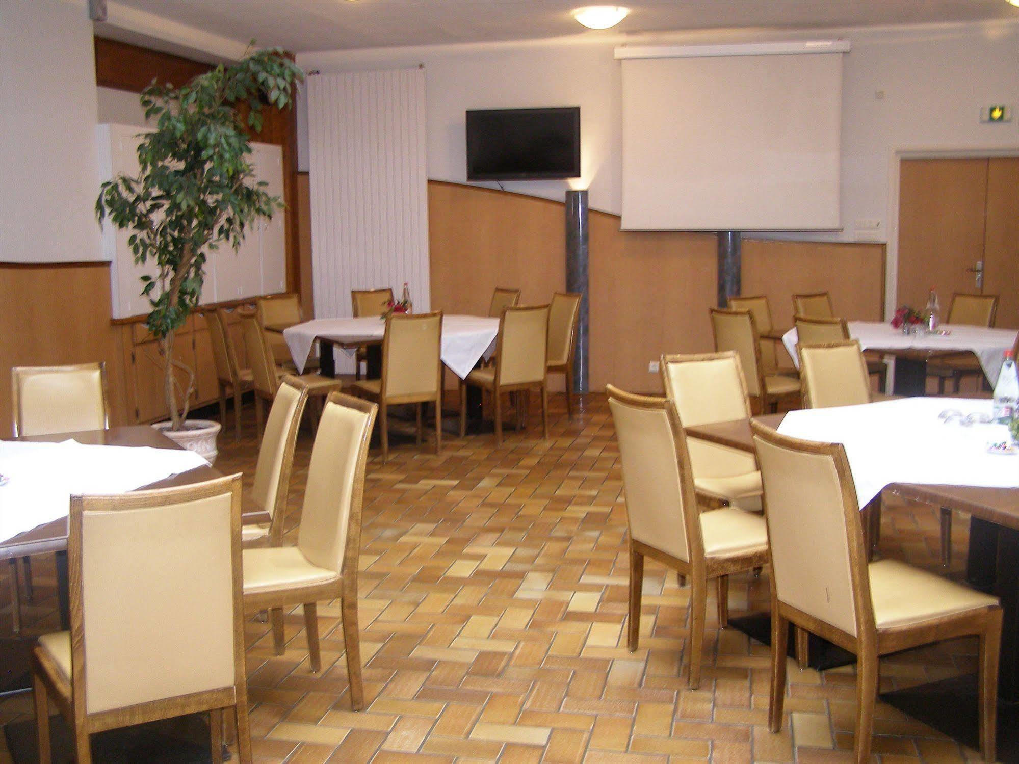 Logis Hotel-Restaurant Le Chene Vert Сен-Пурсен-сюр-Сьюль Екстер'єр фото